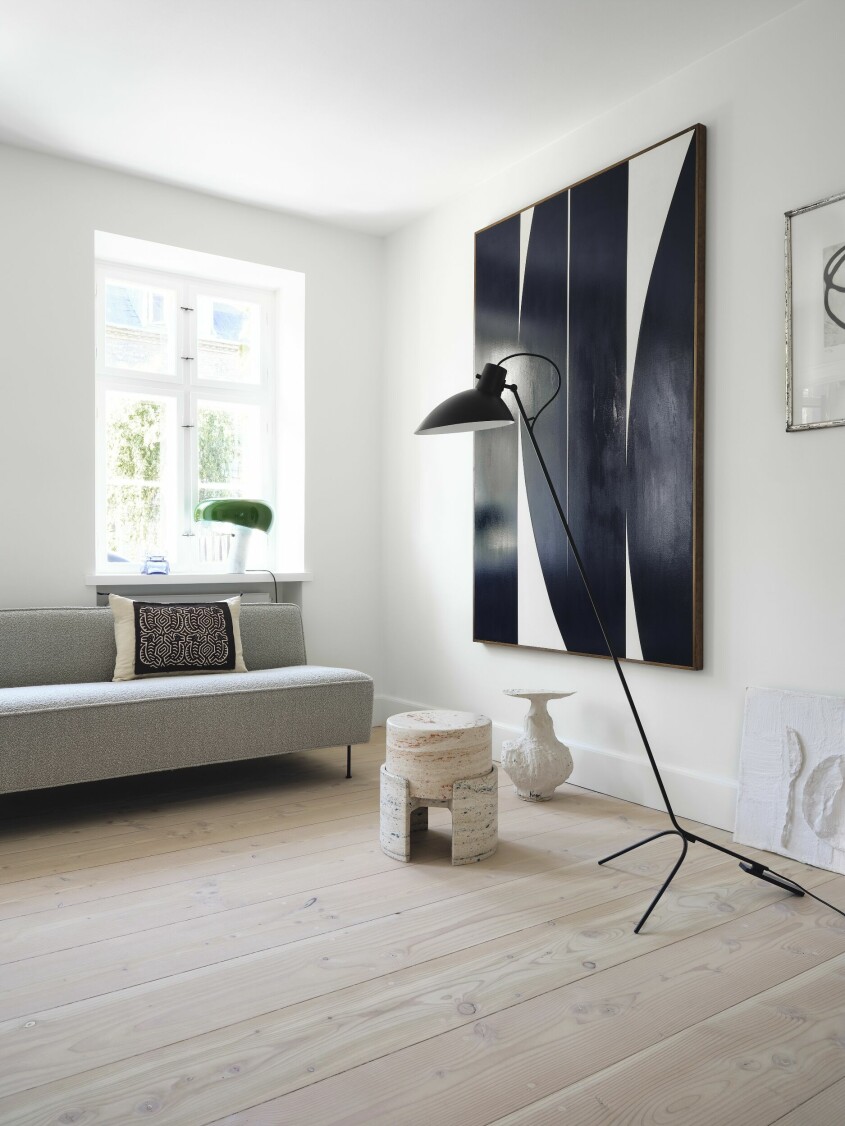 Den stora grafiska målningen är av Johnny Abrahams. Soffan är från Gubi designad av Greta M. Grossman. VV Cinquanta golvlampa av Vittoriano Vigano för Astep. Achille Castiglionis bordslampa i modellen Snoopy är köpt på The Apartment. Pallen Too hard to be true av Kueng Caputo är köpt på Etage Projects. Den vita reliefen som lutar mot väggen är verket Dinner for one av dottern Esther Oxfeldt Mortensen. Grafisk målning
