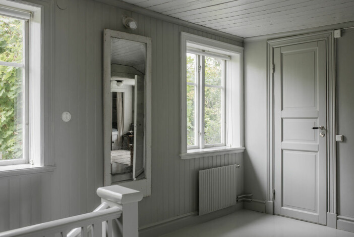 gråmålad väggpanel