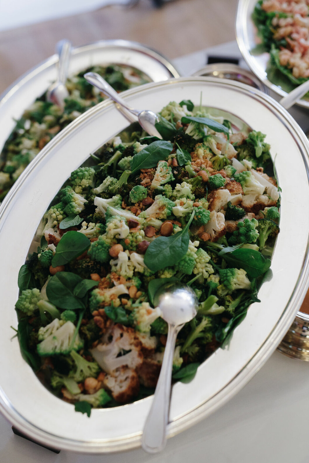 Sallad på blomkål, romanesco och broccoli med macademianöt och brynt smör-vinägrett. 