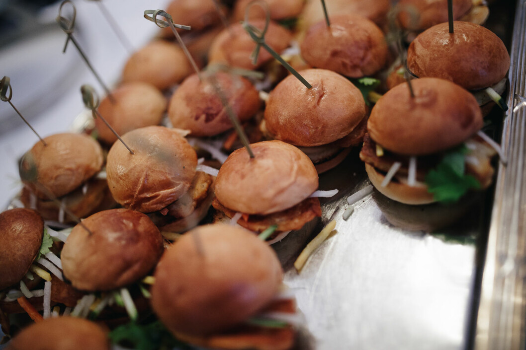 Halloumi-sliders med harissamayo, julienne slaw och färsk koriander.