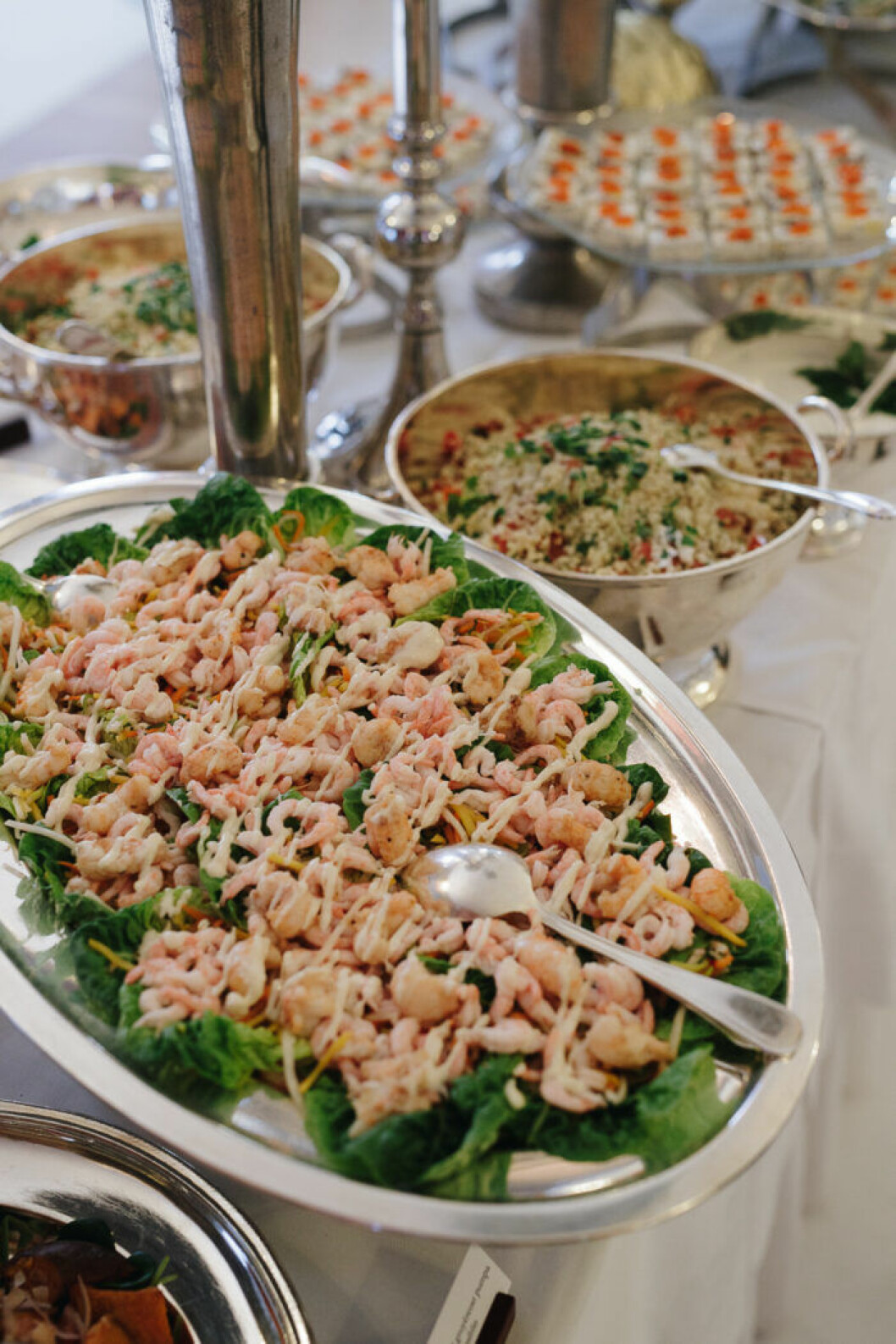 Vitlöksstekta räkor och havskräftstjärtar, gemsallad och yuzuemulsion.