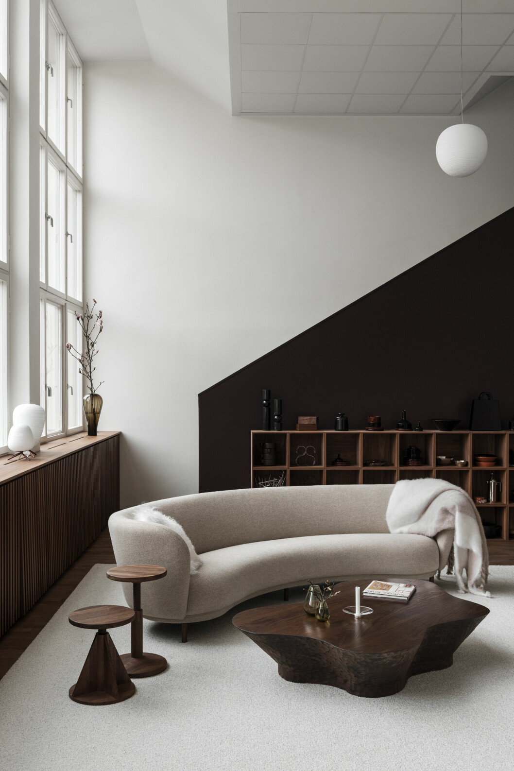 En stor dos naturmaterial, särskilt trä, skänker värme i inredningen. Här hos pr-byrån Grand Relations, vars showroom inspirerar. Grand Relations showroom är trendsättande och snyggt inrett