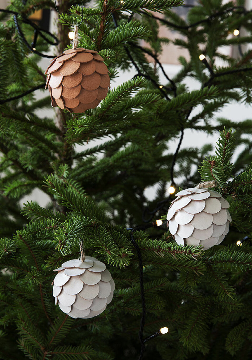 Julgranskulor i läder från Granit
