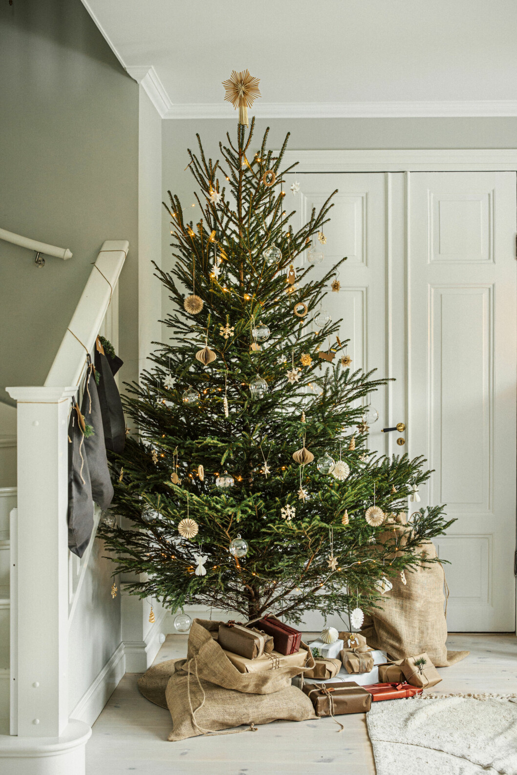 Julgran med naturnära färger och julpynt