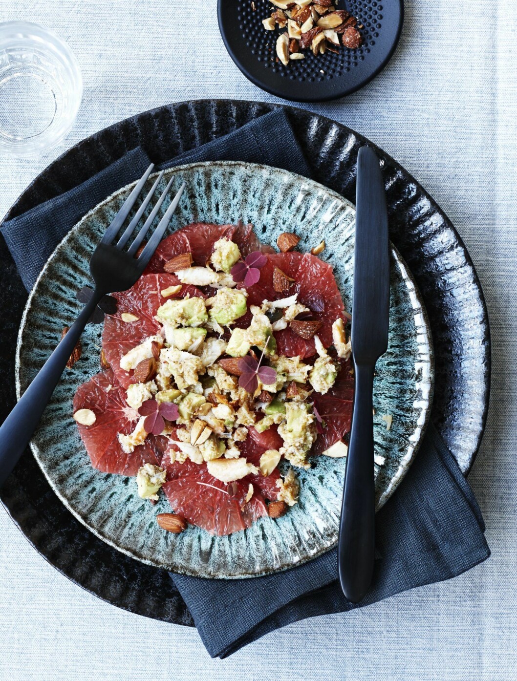 Grapecarpaccio med krutonger mandel och avokado. Recept grapesallad cheese nuts