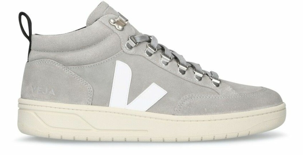 Grå sneakers med detalj i vitt från Veja.