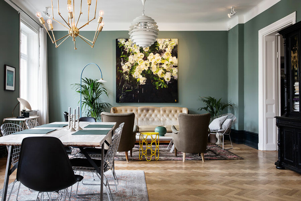 Av: Gill Renlund Text: Anders Bergmark Foto: Johan Sellén Syns i: <a href="https://www.elle.se/magiskt-morkgrona-vaggar-och-ett-helt-fantastiskt-sovrum/?showGallery=aa03d7&slide=0">Magisk väggfärg och drömmigt sovrum</a>. Mintgrön väggfärg, aprikosfärgad soffa. Stort ljust träbord