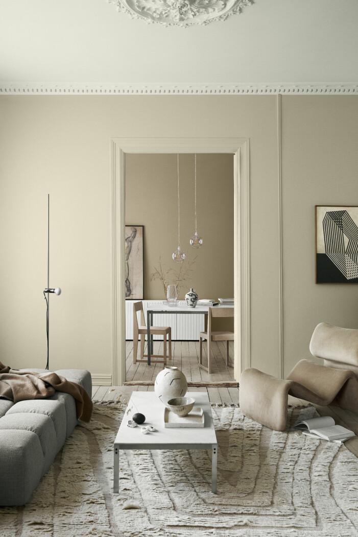 Greige, den perfekta blandningen av beige och grått, ser vi mer av 2021. Den främre väggen är målad i <span class=" italic" data-lab-italic_desktop="italic">Lady Pure Color 1276 Soft</span>. Foto: Jotun. Greige, blandning av grått och beige, är en stor trendfärg 2021