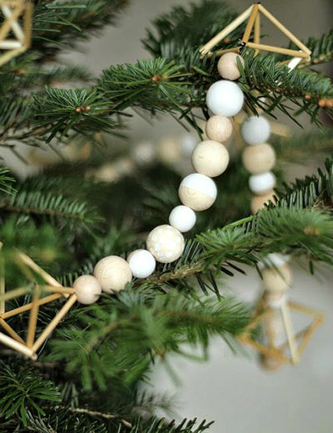 Via <a href="https://www.homedit.com/scandinavian-christmas-decor/">Homeedit.com</a> Pynta julranen i naturfärger