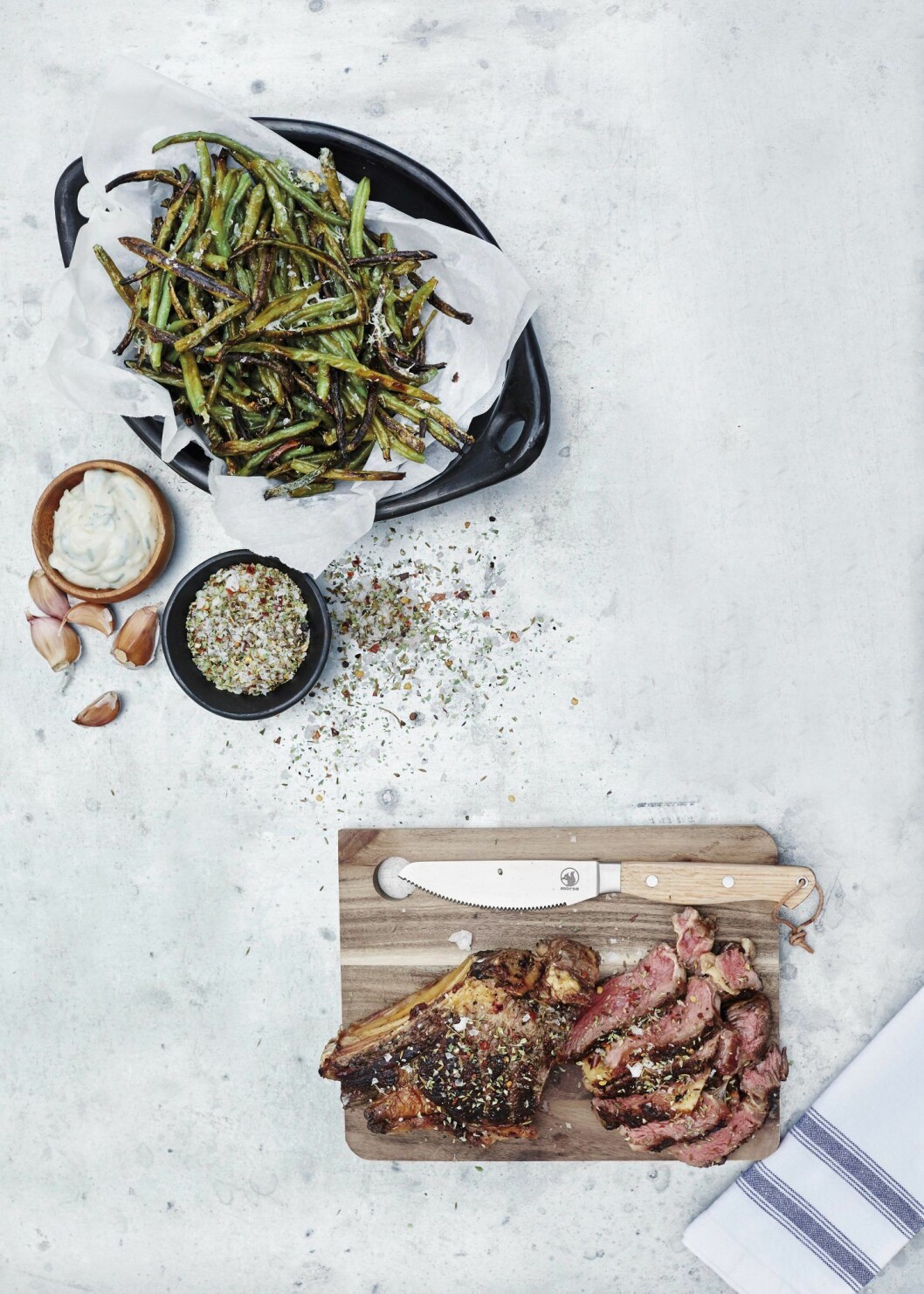 Grillat kött med frasig bönsallad.