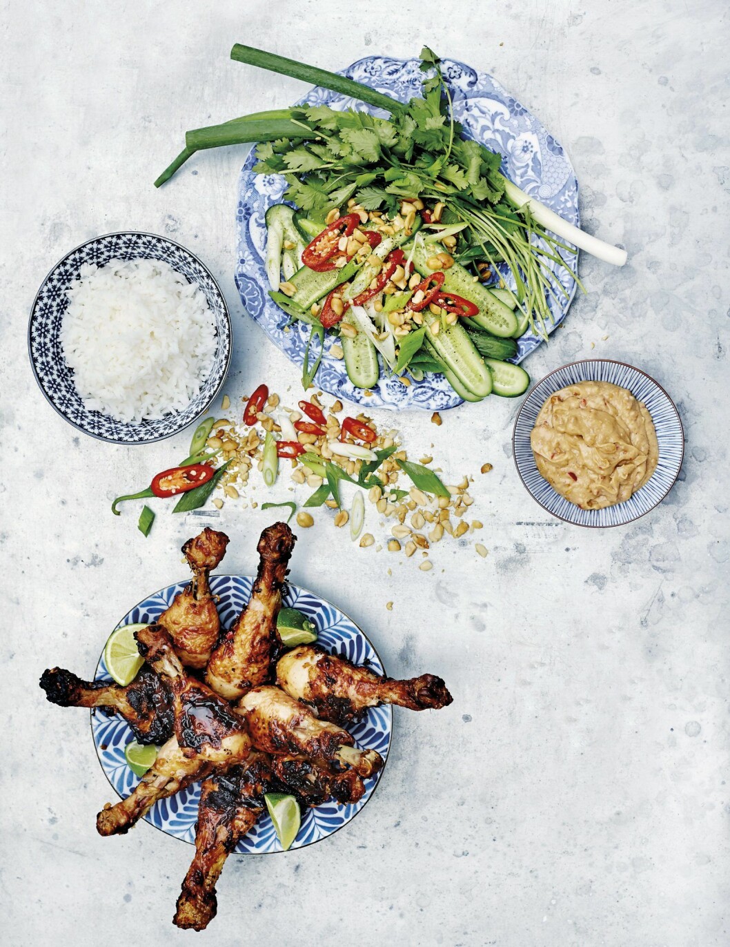 Grillad kycklingklubba med asiatisk sallad.