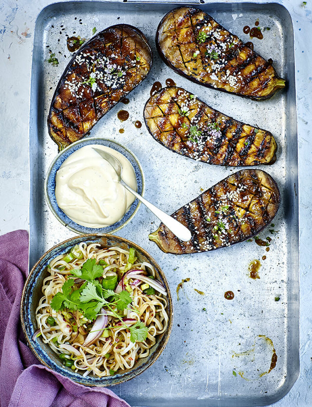 Grillad, misomarinerad aubergine med nudelsallad. Recept, grillad aubergine med nudelsallad.