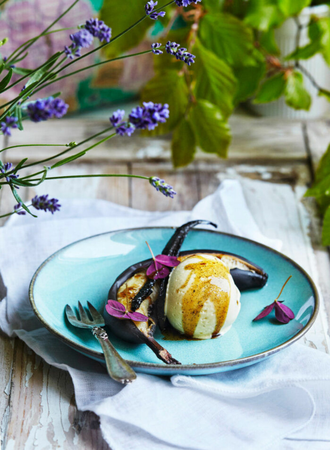 Grillad banan med hemmagjord glass. Recept på grillad banan med hemmagjord glass