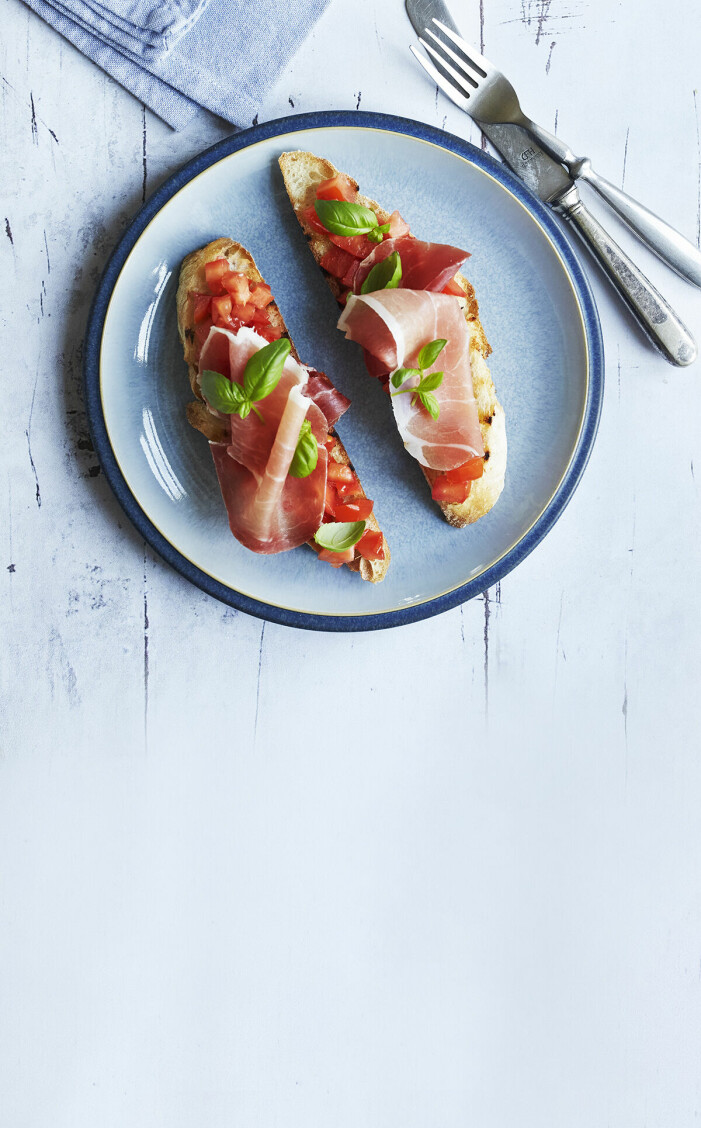Foto: Betina Hastoft. Syns i <a target="_blank" href="https://www.elle.se/mat-och-vin/5-trendiga-grillrecept/8367509">5 trendiga grillrecept för årets alla utekvällar</a> Bjud på klassisk bruschetta som tillagats på grillen