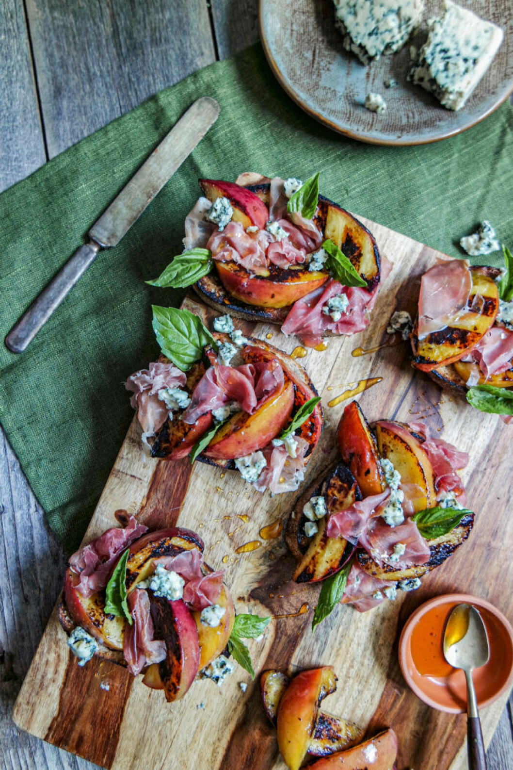 Grillad crostini med prosciutto. Recept på grillad crostini med prosciutto och nektarin