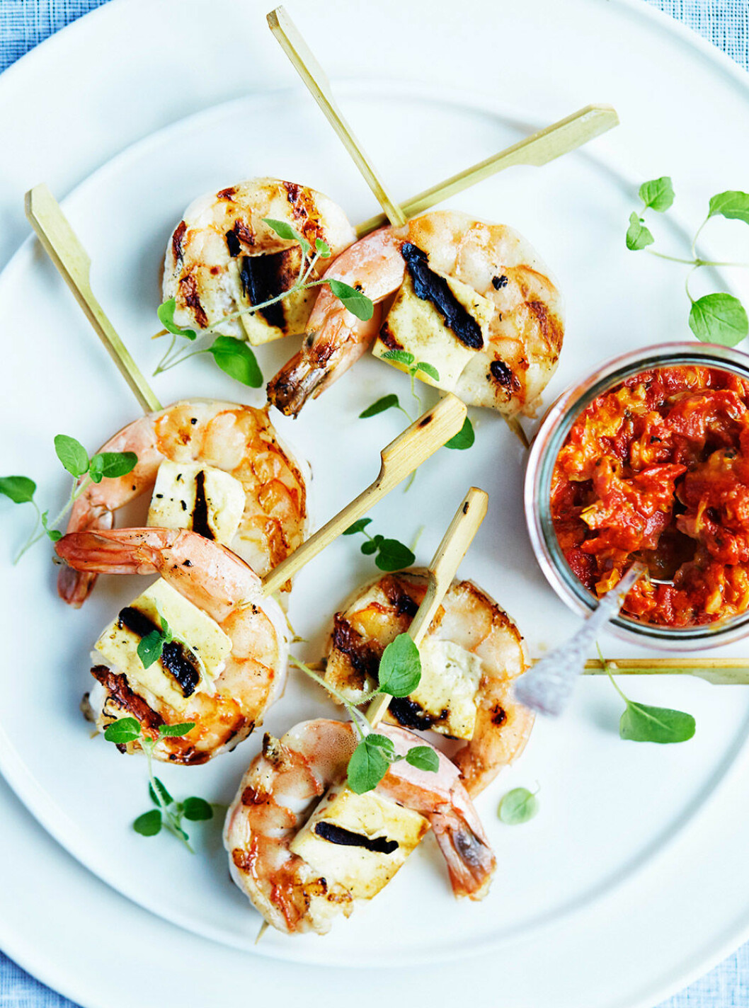 Grillad halloumi med räkor. Grillad halloumi med räkor.