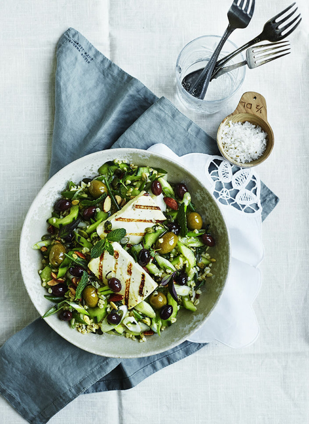 Grillad halloumi med kryddig bulgursallad. Recept grillad halloumi, sallad.