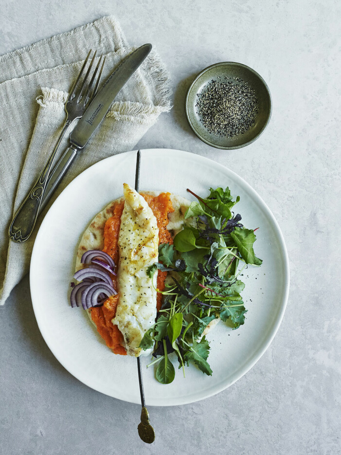 Foto: Betina Hastoft. Syns i <a target="_blank" href="https://www.elle.se/mat-och-vin/5-trendiga-grillrecept/8367509">5 trendiga grillrecept för årets alla utekvällar</a> Grillad marulk är ett måste på grillen i år