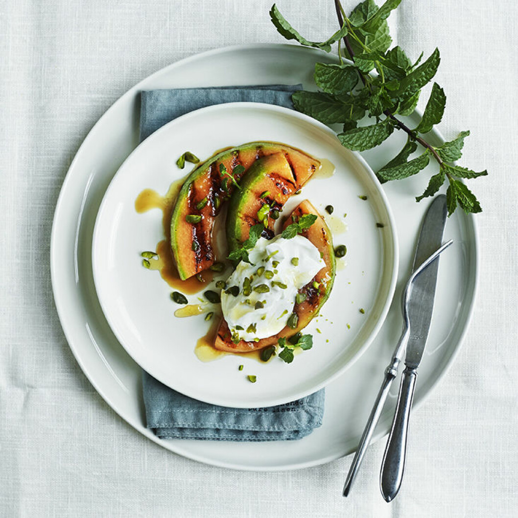 Grillad nätmelon med grekisk yoghurt. Recept grillad melon.
