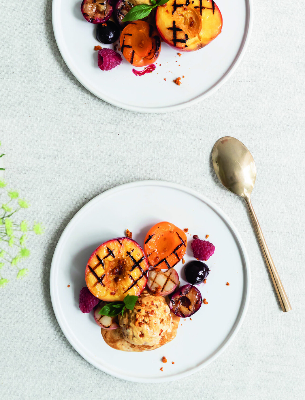 Grillade stenfrukter med kamomillglass. Recept grillad persika