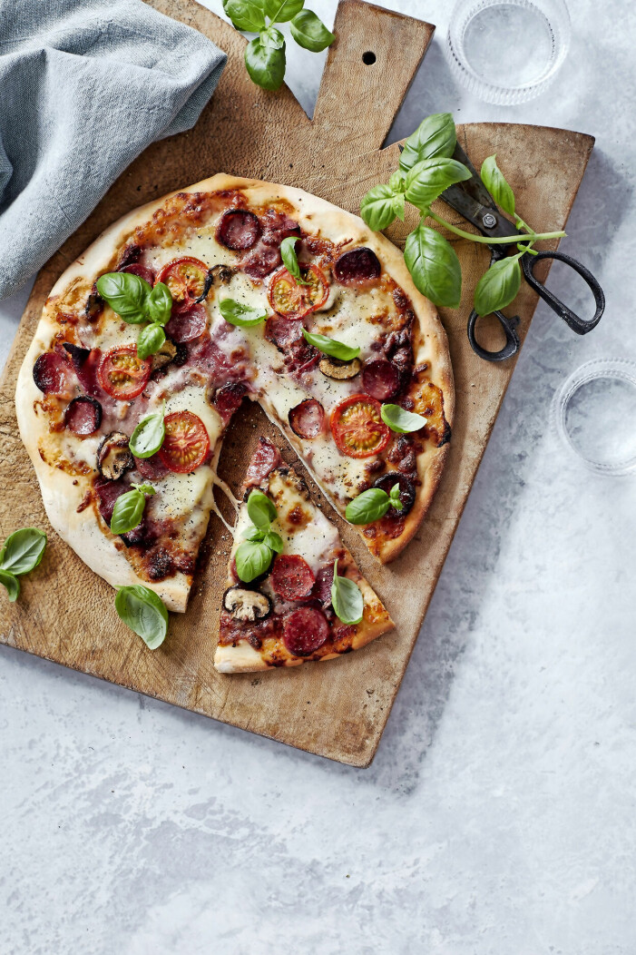 Foto: Stine Christiansen. Syns i <a target="_blank" href="https://www.elle.se/mat-och-vin/5-trendiga-grillrecept/8367509">5 trendiga grillrecept för årets alla utekvällar</a> Grilla pizza, testa gärna toppad med rökt ost