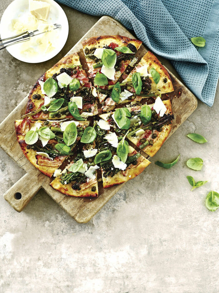 Bjud på grillad pizza med bacon, chili och sparrisbroccoli