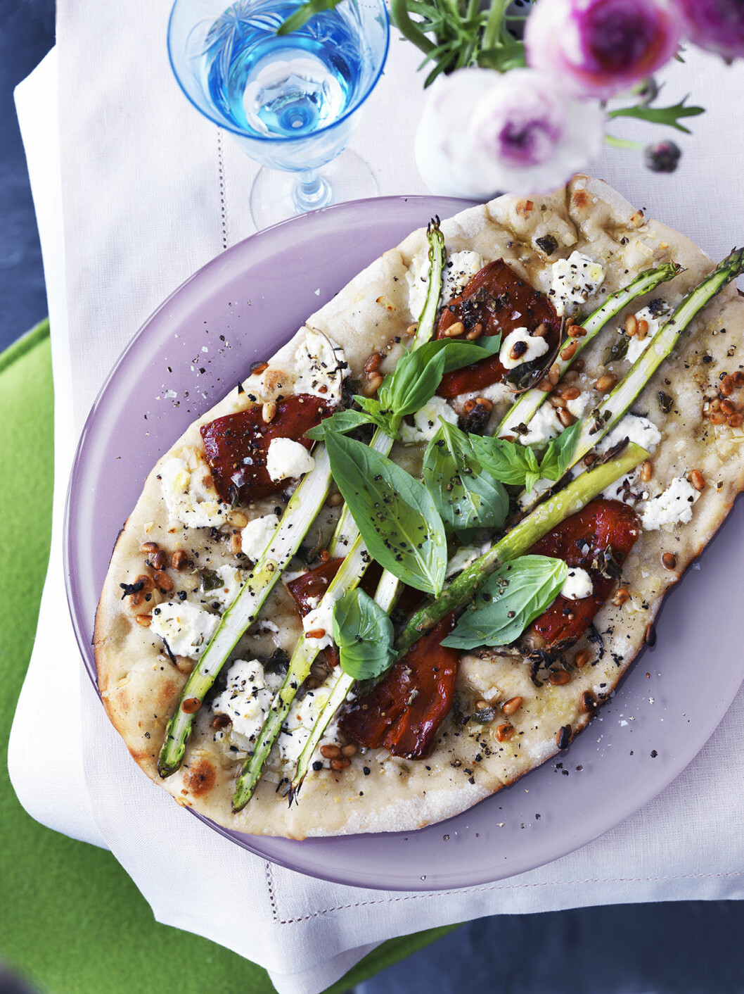 En härligt salt grillad pizza med inlagd paprika och vitost. Recept grillad pizza med paprika