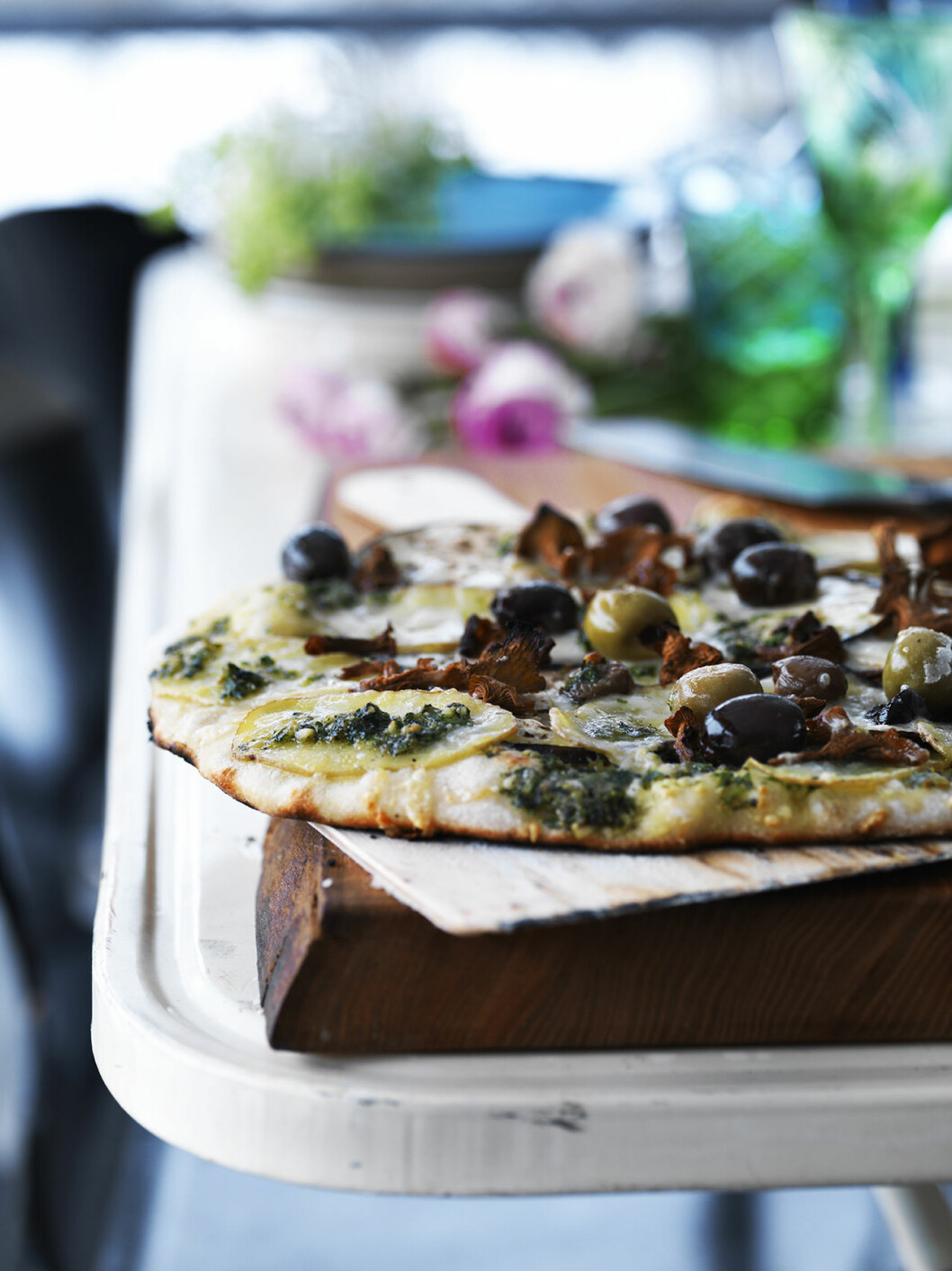 Fixa pizzan på grillen! Den här med potatis, pesto och kantareller är även supergod som snittar till ett glas bubbel. Recept grillad pizza med potatis