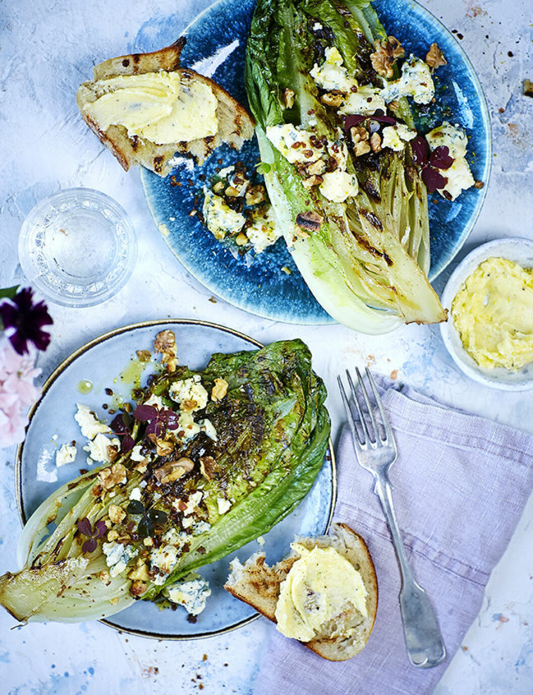 Grillad romansallad med ädelost. Recept grillad romansallad med ädelost.
