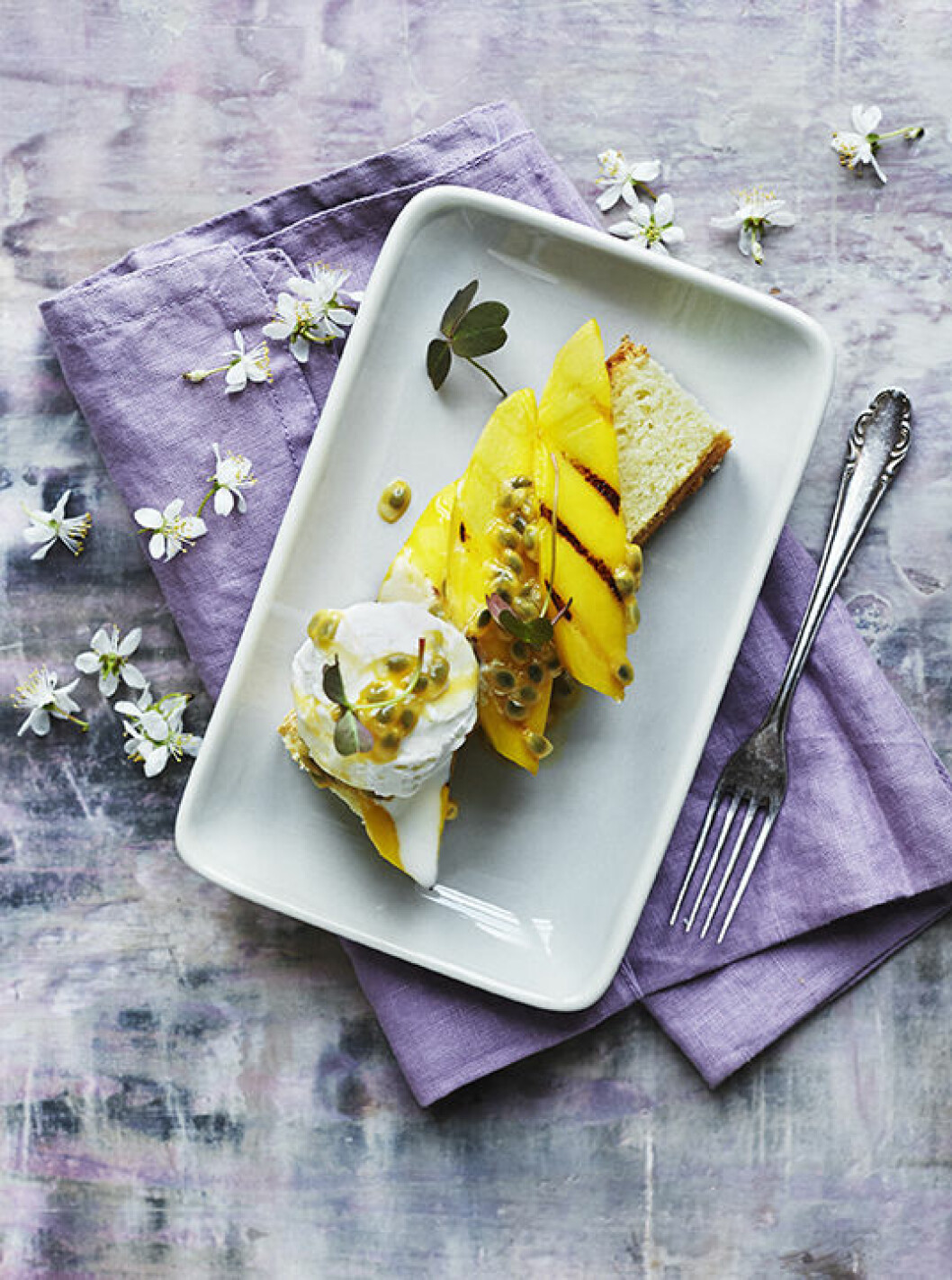 Grilla frukt till dessert och toppa på en chokladblondie. Vit cokladblondie