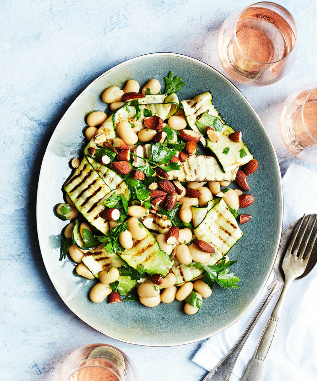 Grillad zucchini med bönor och salta mandlar. Recept på grillad zucchini med bönor och salta mandlar