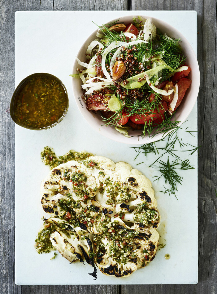 Recept på grillade blomkålsbiffar med quinoa-tabbouleh