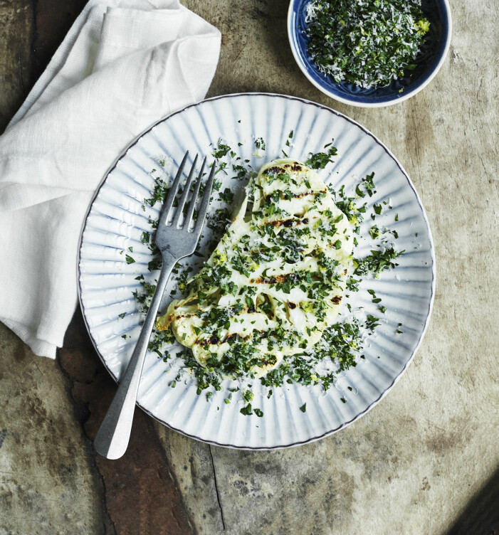 Så gör du grillade blomkålskotletter med gremolata