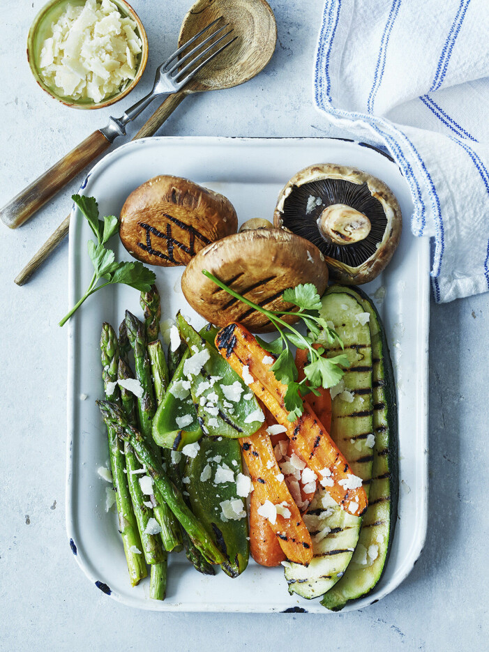 Foto: Betina Hastoft. Syns i <a target="_blank" href="https://www.elle.se/mat-och-vin/5-trendiga-grillrecept/8367509">5 trendiga grillrecept för årets alla utekvällar</a> Grilla grönsaker och servera med en härlig parmesandipp