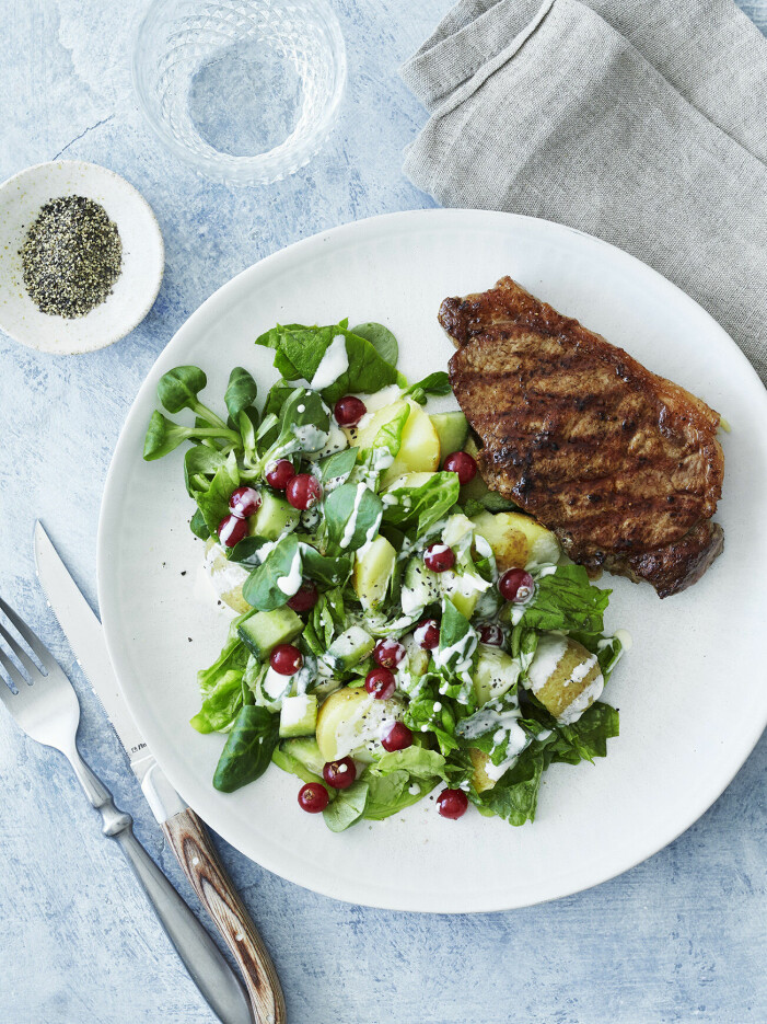 Foto: Betina Hastoft. Syns i <a target="_blank" href="https://www.elle.se/mat-och-vin/5-trendiga-grillrecept/8367509">5 trendiga grillrecept för årets alla utekvällar</a> Grillad kalvkotlett med läcker potatissallad