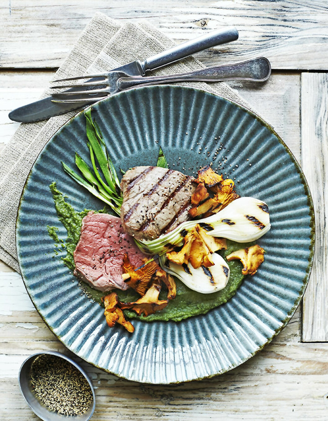 Grillat biff på spenat- och bönkräm. Recept grillat kött.