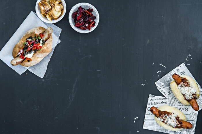 Lammkorv med feta, tomat och oliver och chorizo med het tomat- och bönsalsa