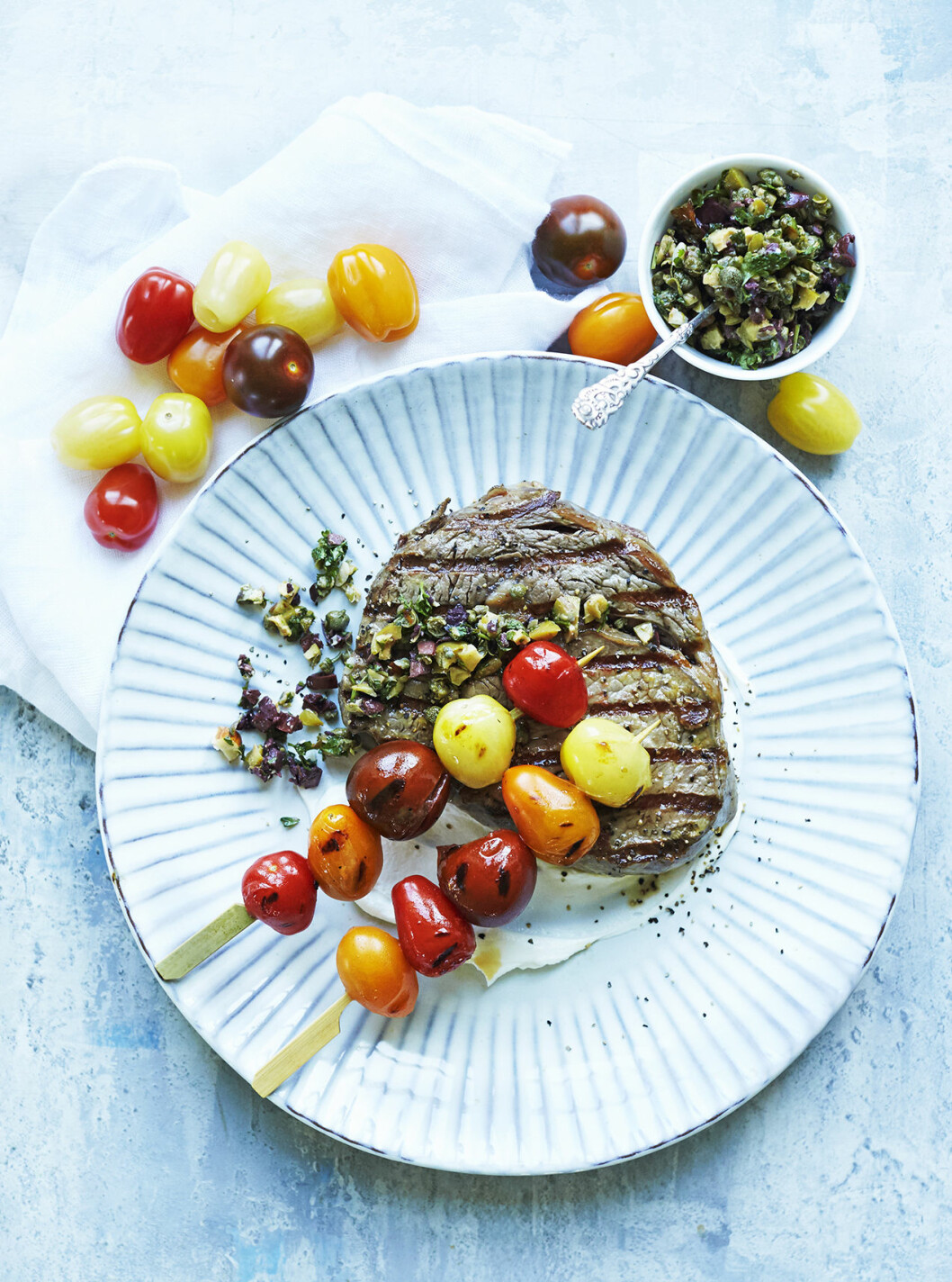 Underbar grillad köttbit med saftiga tomatspett. Recept grillat kött tomatspett