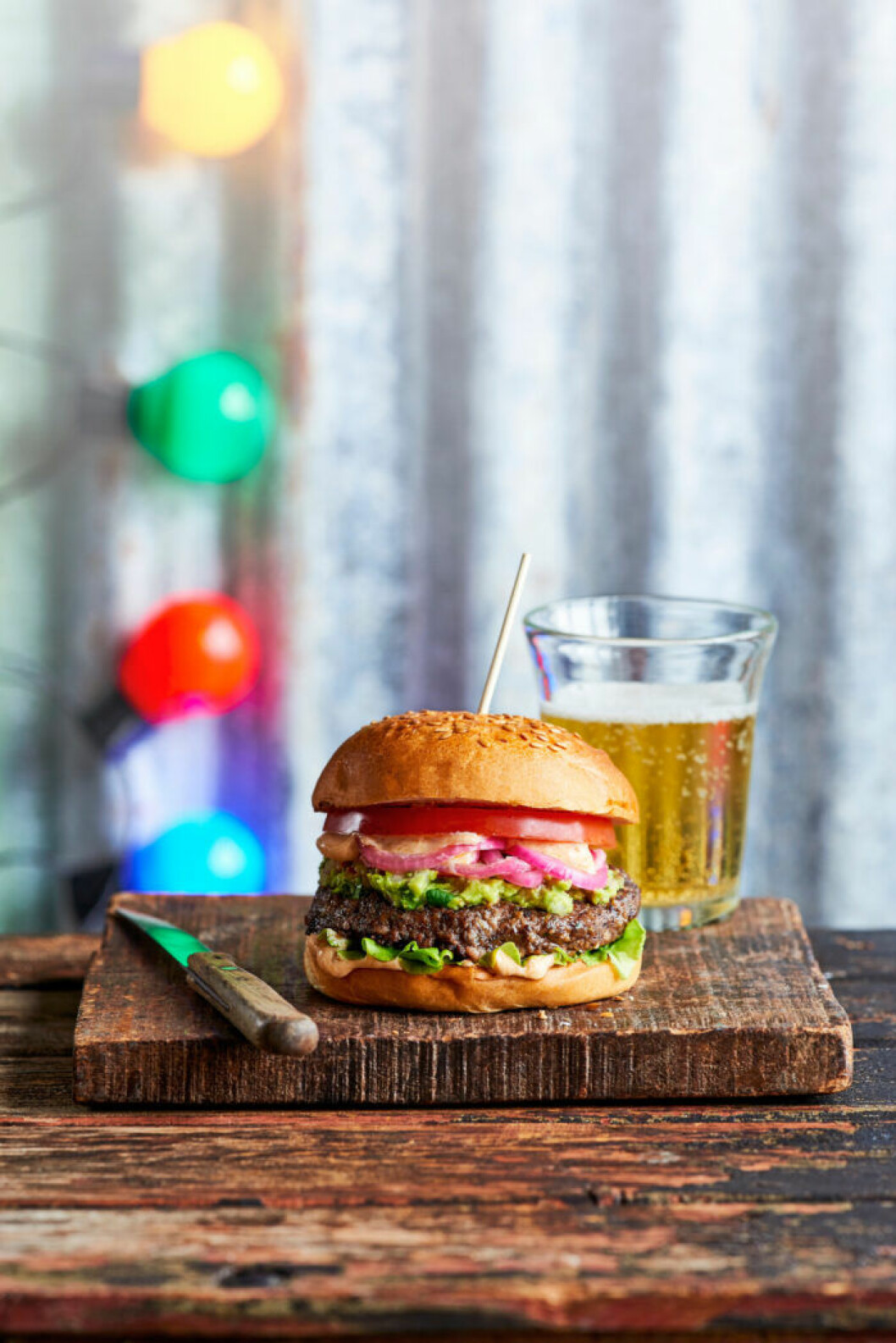 Nya, plantbaserade proteinalternativ intar glöden i sommar, som här: grillad vegofärsburgare med syrad rödlök, guacamole och kimchimajjo. Grilltrender att hålla koll på 2020