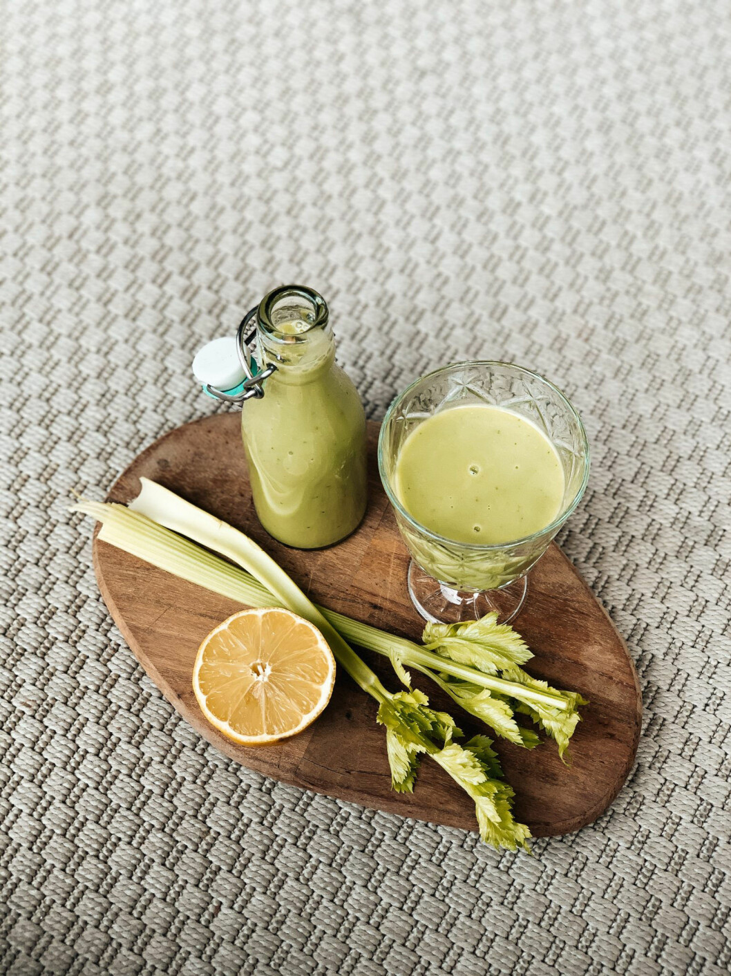 Grön juice med selleri, avokado och citron