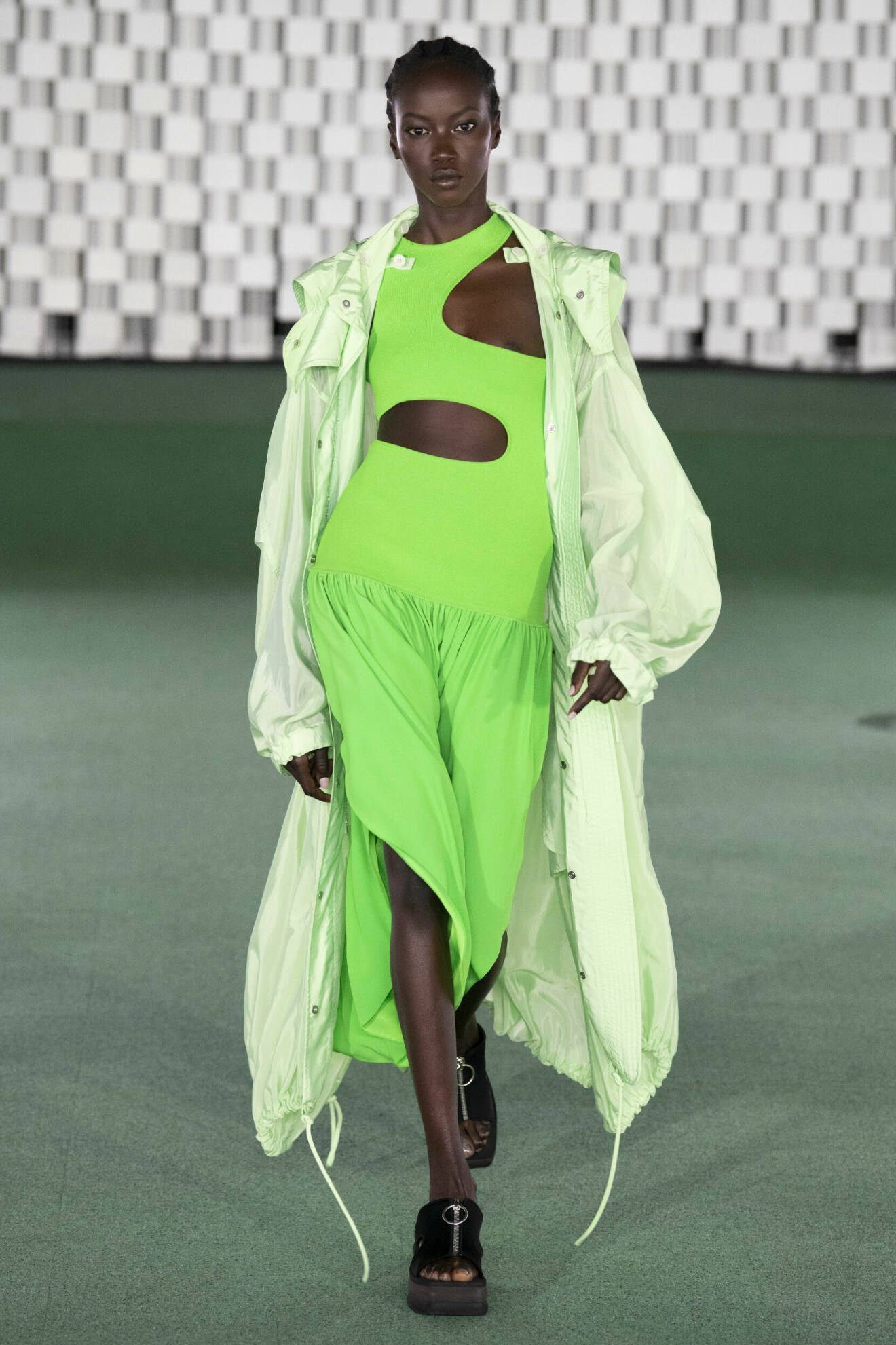 Grön klänning med cutout hos Stella McCartney SS22