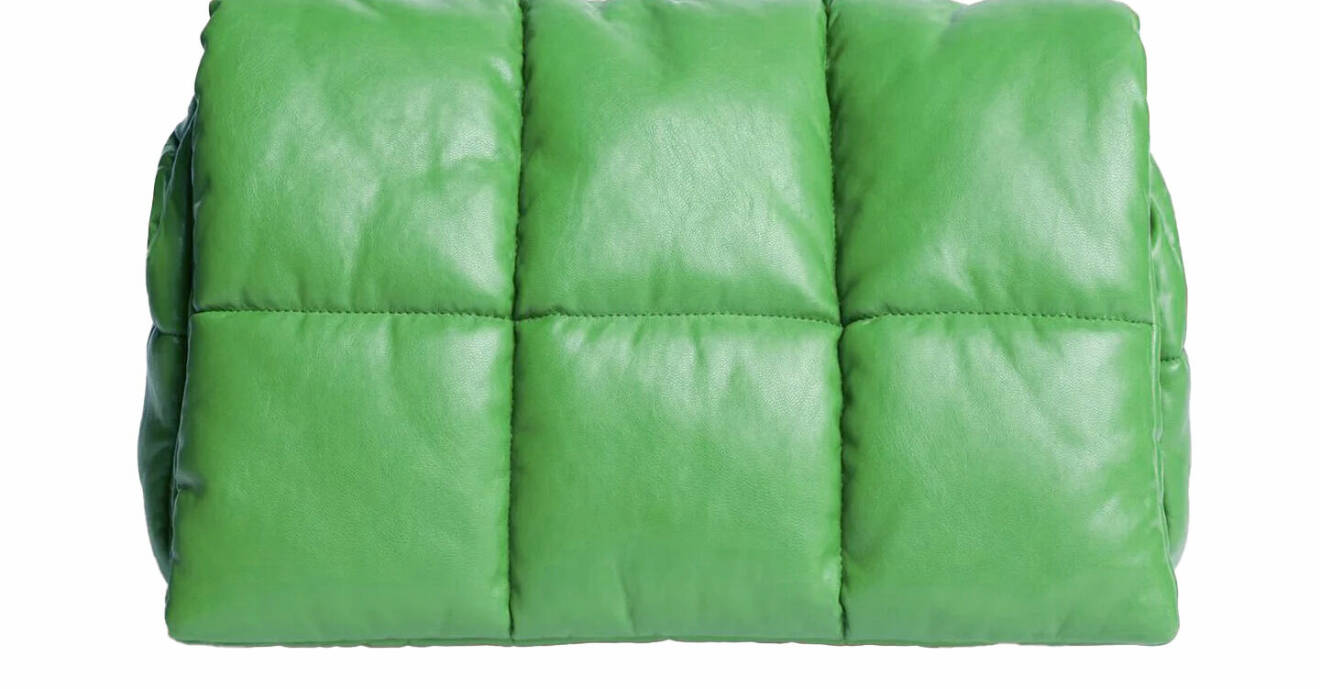 grön quiltad väska med vaddering