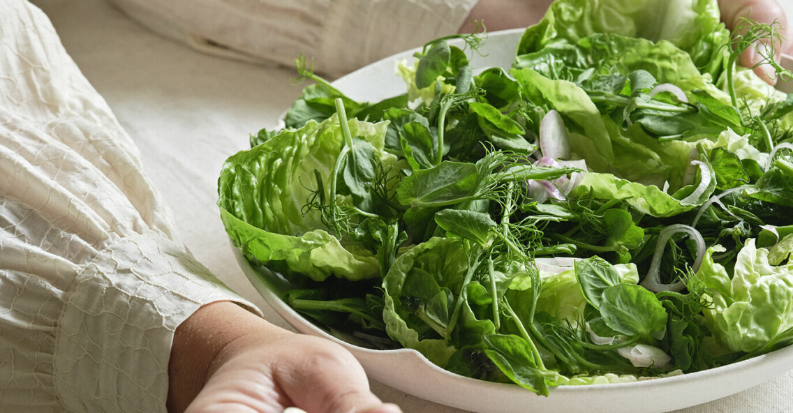 Recept på grön sallad med ärtskott och örtig dressing