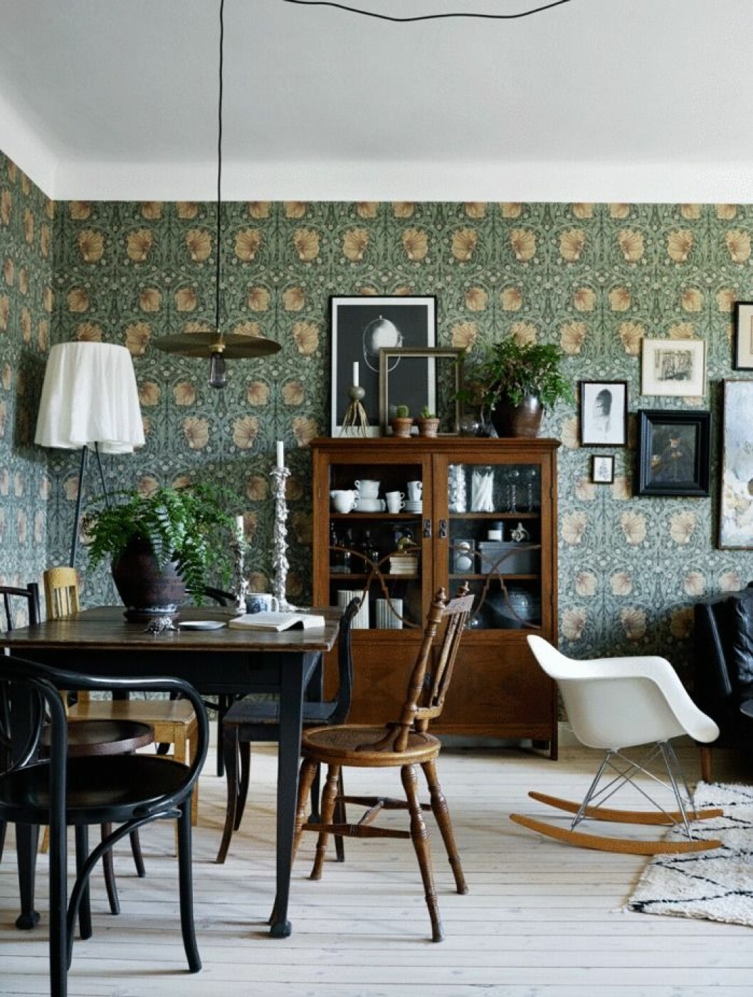 Styling: <a href="http://www.myricastylist.com/">Myrica Bergqvist</a> foto: <a href="http://www.fotografpatricjohansson.com/">Patric Johansson</a> Syns i: <a href="https://www.elle.se/decoration/rofylld-och-naturnara-oas-pa-47-kvadrat-i-stockholm/">Rofylld oas på 47 kvadratmeter i Stockholm</a>. Vardagsrum med färgstark tapet i härligt mörkgrönt mönster