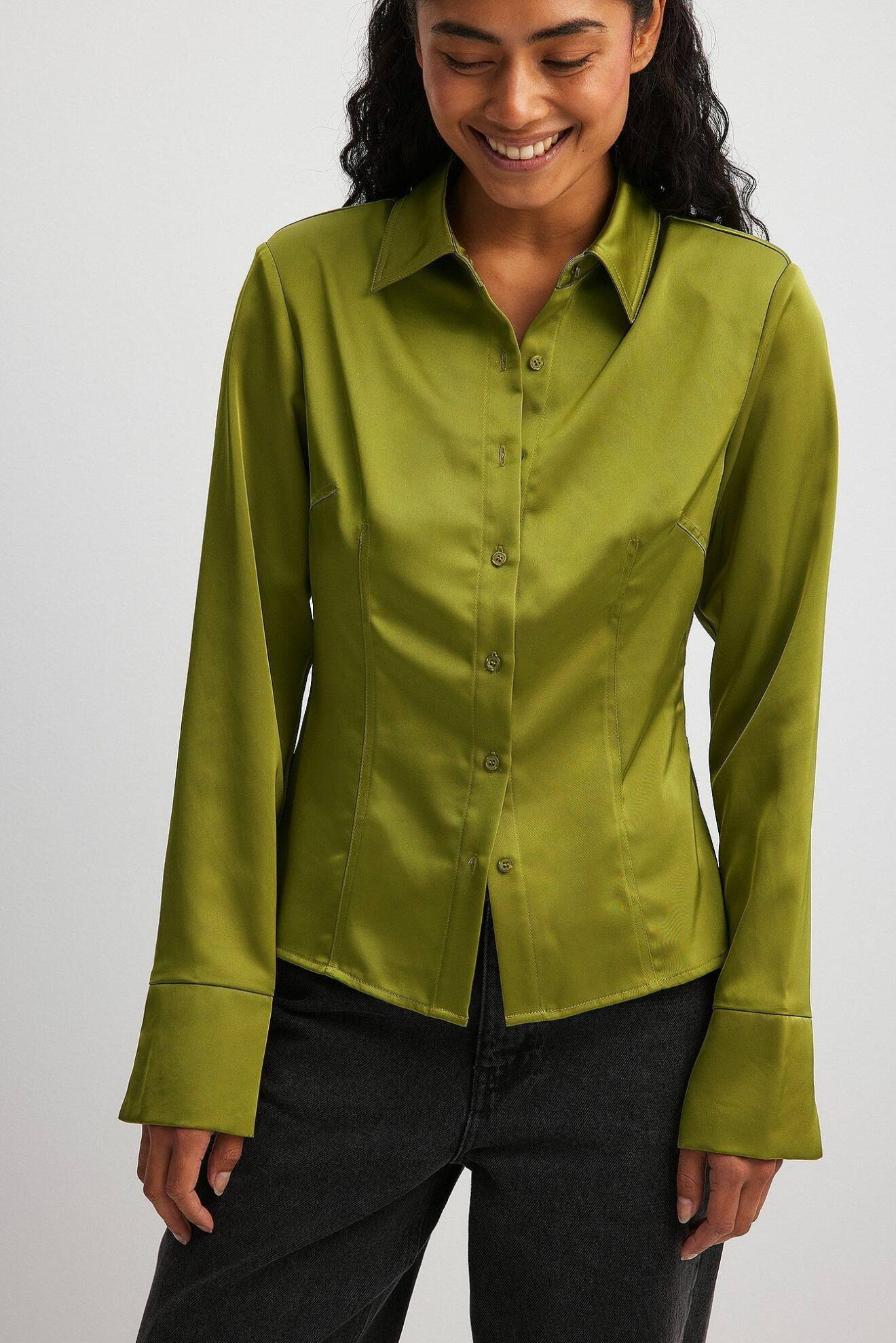 grön skjorta i satin med knappar och slitsdetalj på muddarna från Na-kd