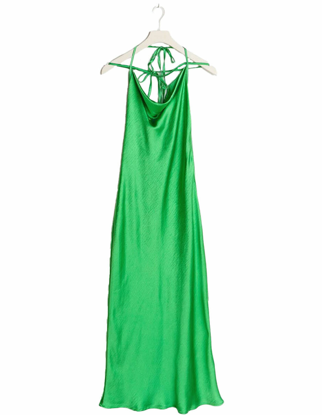 Grön klänning med öppen rygg.
