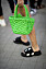 Grön virkad väska under Milano Fashion Week spring/summer 2023