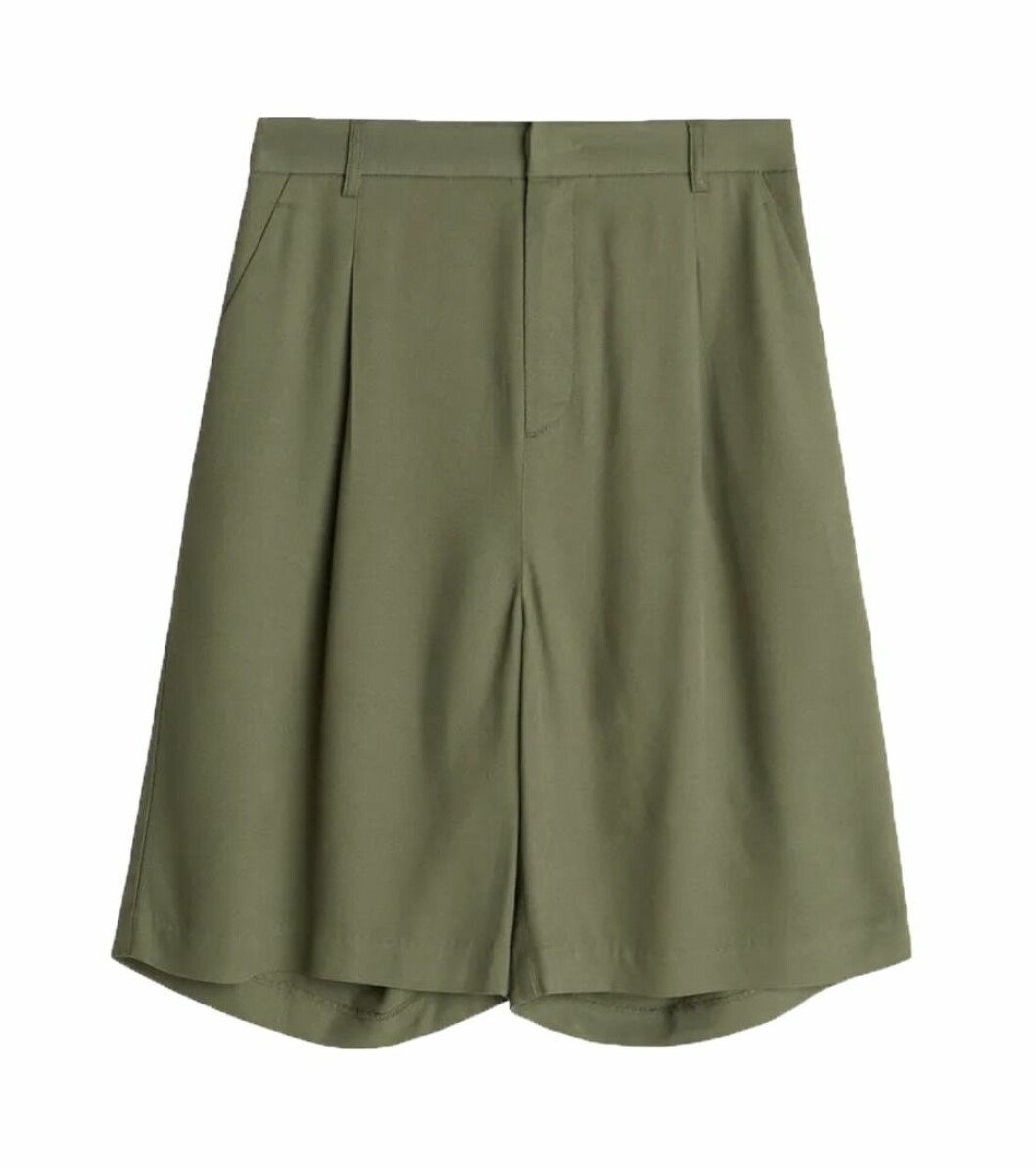 Militärgräna bermudashorts från Gina tricot.