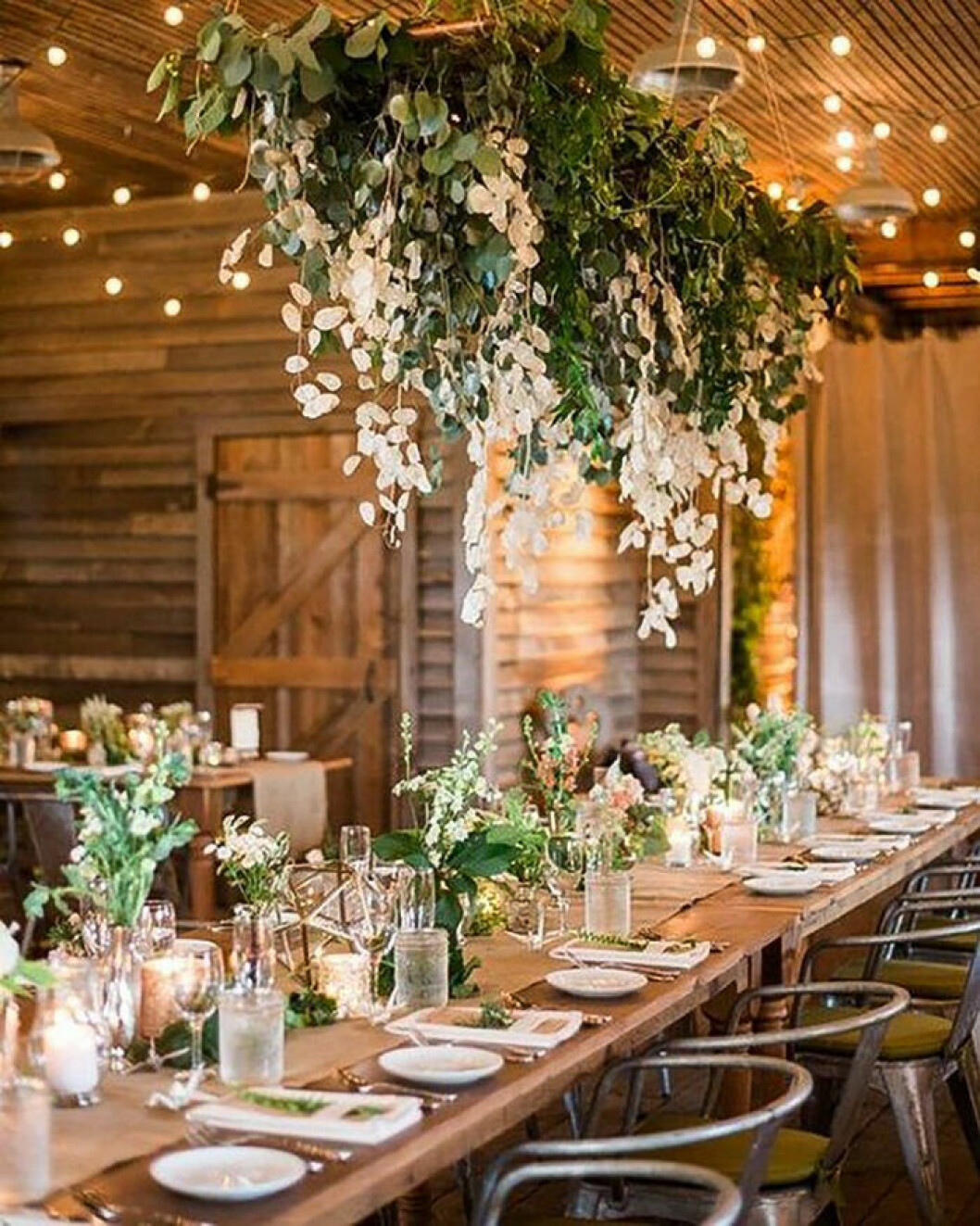 Via: <a href="https://ohbestdayever.com/2018/07/15/20-amazing-hanging-greenery-floral-wedding-decorations-for-your-reception/2/" target="_blank" rel="noopener">Oh the best day ever</a> Gröna blomsterdekorationer på bröllop