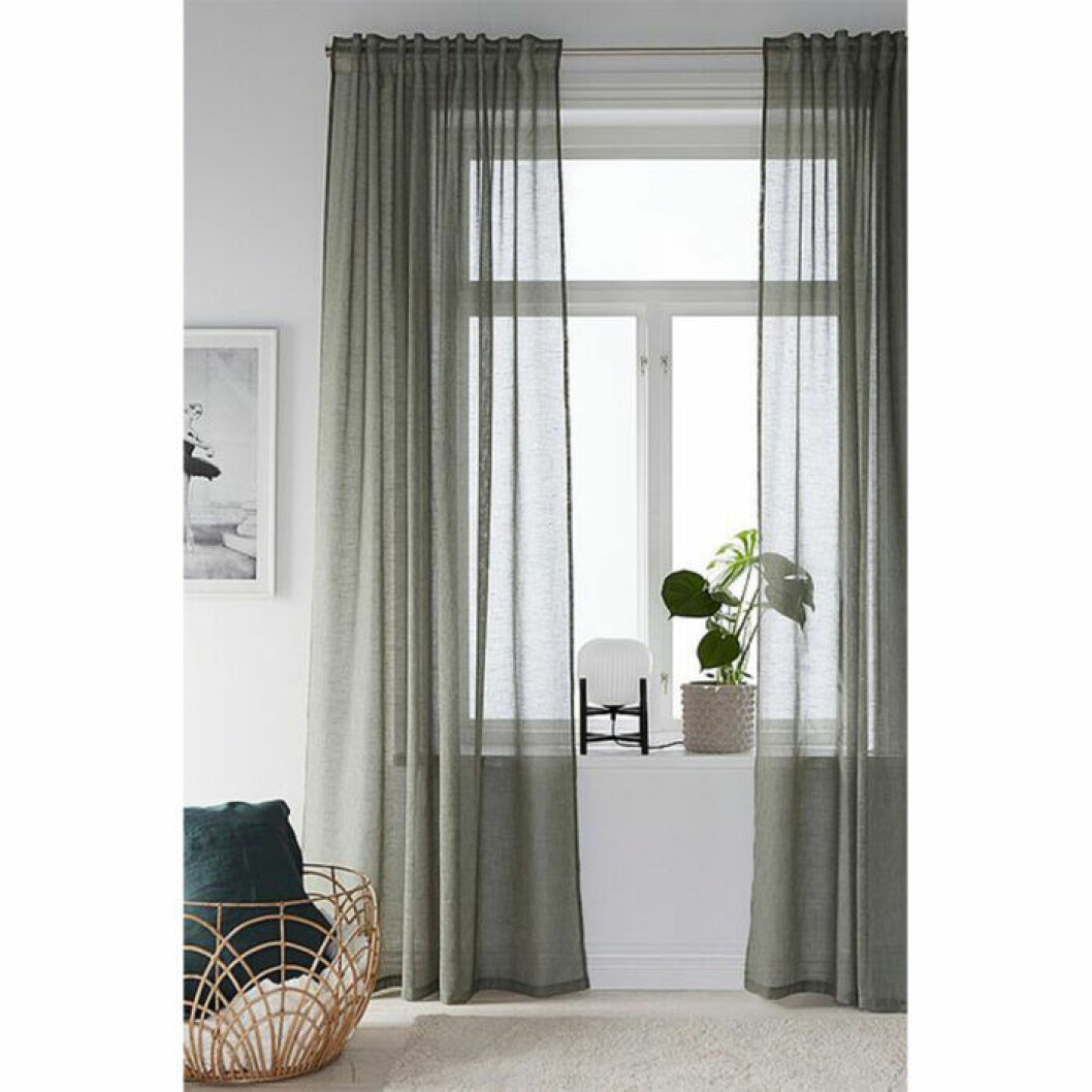 Gröna svagt genomskinliga gardiner från Ellos Home. <a href="http://www.awin1.com/cread.php?awinaffid=439039&awinmid=8905&clickref=gardiner&p=https%3A%2F%2Fwww.ellos.se%2Fellos-home%2Fveckbandslangd-emelie-2-pack%2F1516555-04" target="_blank" rel="noopener">Här kan du läsa mer och köpa dem</a>. Gröna tunna gardinerfrån Elllos